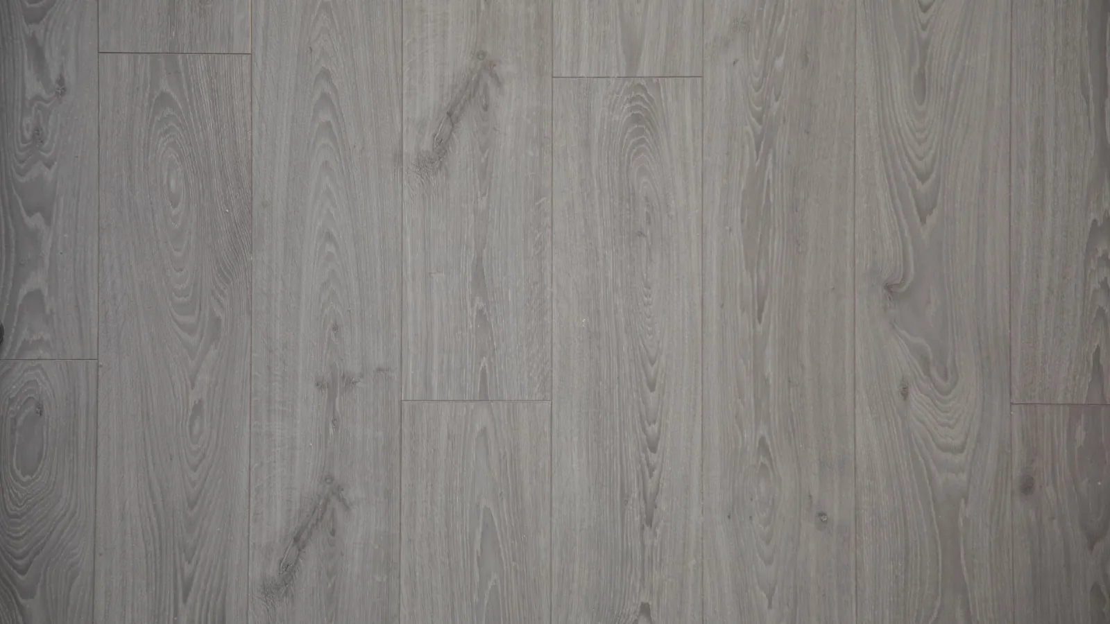 Gri meşe desenli laminat parke yüzeyi