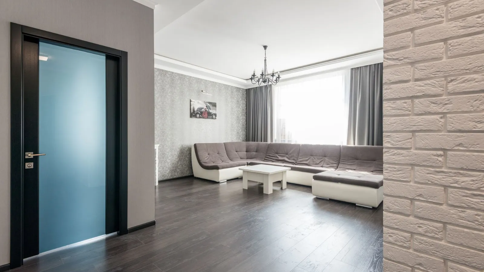 Koyu gri tonlu laminat parke döşenmiş geniş salon